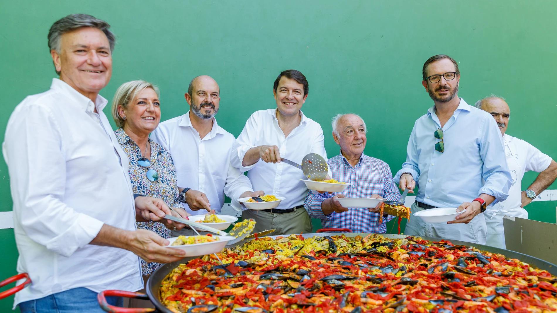 El presidente del PPCyL, Alfonso Fernández Mañueco, asiste a la paella con la que el PP de Segovia inicia el curso político, acompañado, entre otros, del portavoz del PP en el Senado, Javier Maroto, el vicesecretario de Coordinación Autonómica y Local, Pedro Rollán, Paloma Sanz y Francisco Vázquez