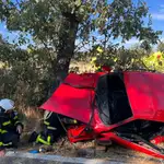  Violento accidente de tráfico en Madrid: un hombre de 79 años empotra su coche con un árbol