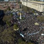 Simpatizantes de la vicepresidenta argentina Cristina Fernández se reúnen en la plaza de Mayo el día después de que una persona le apuntara con un arma frente a su casa en Buenos Aires
