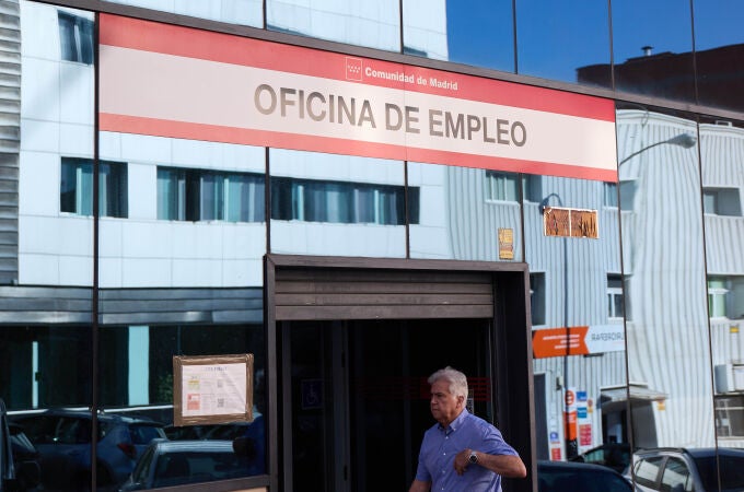 Un hombre pasa por la oficina del SEPE de la calle Miguel Yuste, a 2 de septiembre de 2022, en Madrid (España)