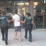 Agentes de la Guardia Civil de Valencia que se encontraban fuera de servicio han detenido en la localidad de Silla a un hombre que presuntamente trataba de matar a su ex pareja, de la que tenía una orden de alejamiento