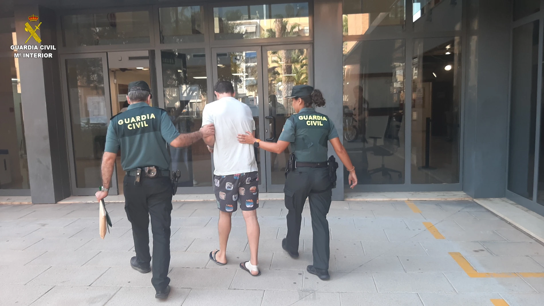 Agentes de la Guardia Civil de Valencia que se encontraban fuera de servicio han detenido en la localidad de Silla a un hombre que presuntamente trataba de matar a su ex pareja, de la que tenía una orden de alejamiento