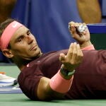 Nadal, mareado y con la nariz sangrando, se tumba en el suelo en su partido del US Open contra Fognini