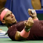 Nadal, mareado y con la nariz sangrando, se tumba en el suelo en su partido del US Open contra Fognini