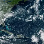 Imagen satelital cedida por la Oficina Nacional de Administración Oceánica y Atmosférica de Estados Unidos (NOAA), a través del Centro Nacional de Huracanes (NHC), del huracán Danielle