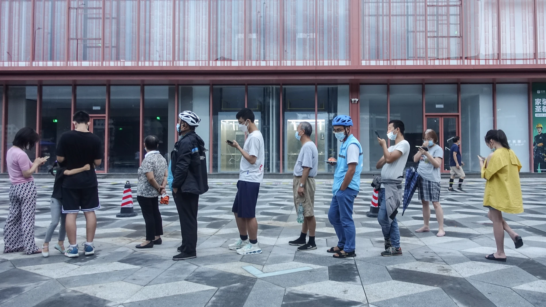 Ciudadanos asiáticos hacen cola para comprar un test de covid-19 en Chengdu, provincia de Sichuan (China)