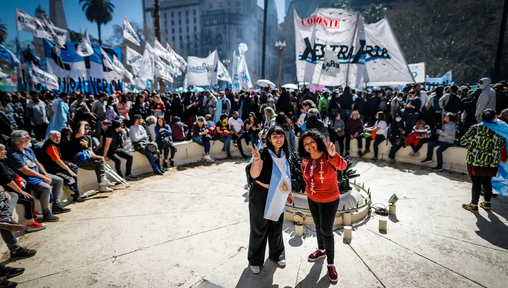 Miles de simpatizantes de Cristina Fernández de Kirchner participan hoy en una movilización en su defensa tras el atentado en su contra, en la Plaza de Mayo en Buenos Aires