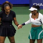 Serena y Venus Williams, en su partido de dobles que terminó en derrota ante las checas Linda Noskova y Lucie Hradecka