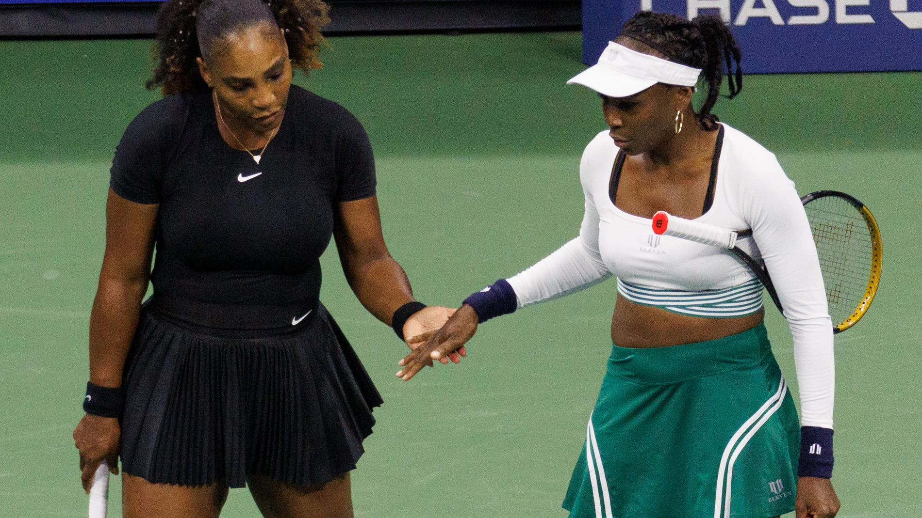 Serena y Venus Williams, en su partido de dobles que terminó en derrota ante las checas Linda Noskova y Lucie Hradecka
