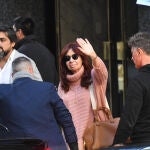 La vicepresidenta de Argentina, Cristina Fernández de Kirchner, saluda a sus simpatizantes mientras sale de su residencia custodiada por un dispositivo de seguridad en Buenos Aires