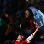 Un niño ondea este pasado viernes banderas argentinas durante una manifestación en apoyo a la vicepresidenta argentina Cristina Fernández de Kirchner tras el atentado en su contra, en la Plaza de Mayo en Buenos Aires (Argentina)
