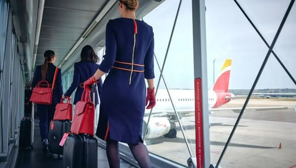 Tripulantes de cabina de Iberia embarcando en uno de sus aviones