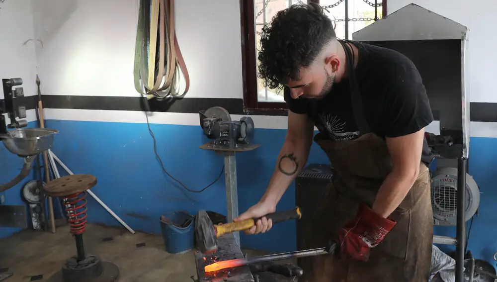 El forjador Pablo Carazo en su taller de forja de Torquemada (Palencia) donde realiza principalmente armas blancas de encargo