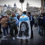 Miles de personas se manifiestaron ayer en apoyo a la vicepresidenta argentina Cristina Fernández de Kirchner tras el atentado en su contra