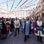 El alcalde de Ávila, Jesús Manuel Sánchez Cabrera (2d), acompañado por la Corporación municipal, participa en el Desfile de Las Tres Culturas en el marco de las XXV Jornadas Medievales que se celebran durante el fin de semana en la capital abulense