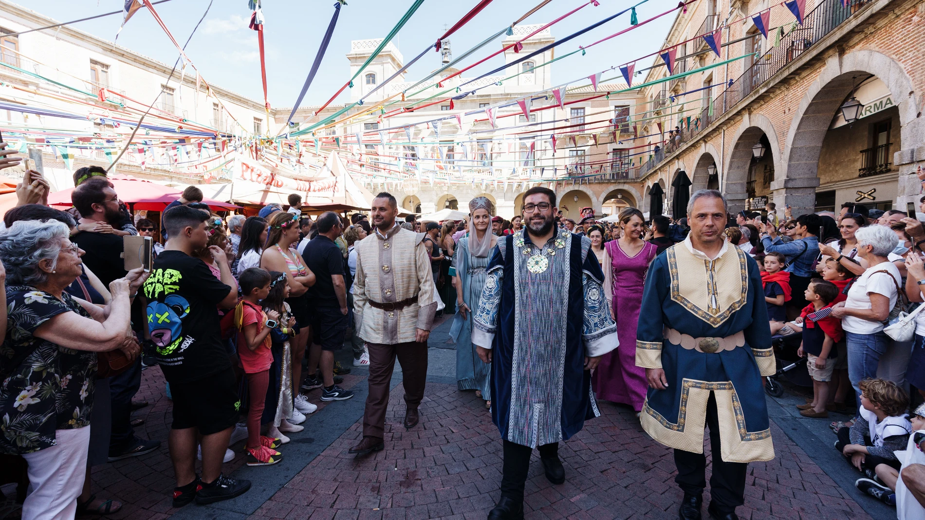 El alcalde de Ávila, Jesús Manuel Sánchez Cabrera (2d), acompañado por la Corporación municipal, participa en el Desfile de Las Tres Culturas en el marco de las XXV Jornadas Medievales que se celebran durante el fin de semana en la capital abulense