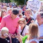 El presidente del Gobierno de España y secretario general del PSOE, Pedro Sánchez, rodeado de personas durante primer acto de la campaña 'El Gobierno de la Gente'
