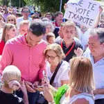 El presidente del Gobierno de España y secretario general del PSOE, Pedro Sánchez, rodeado de personas durante primer acto de la campaña &#39;El Gobierno de la Gente&#39;