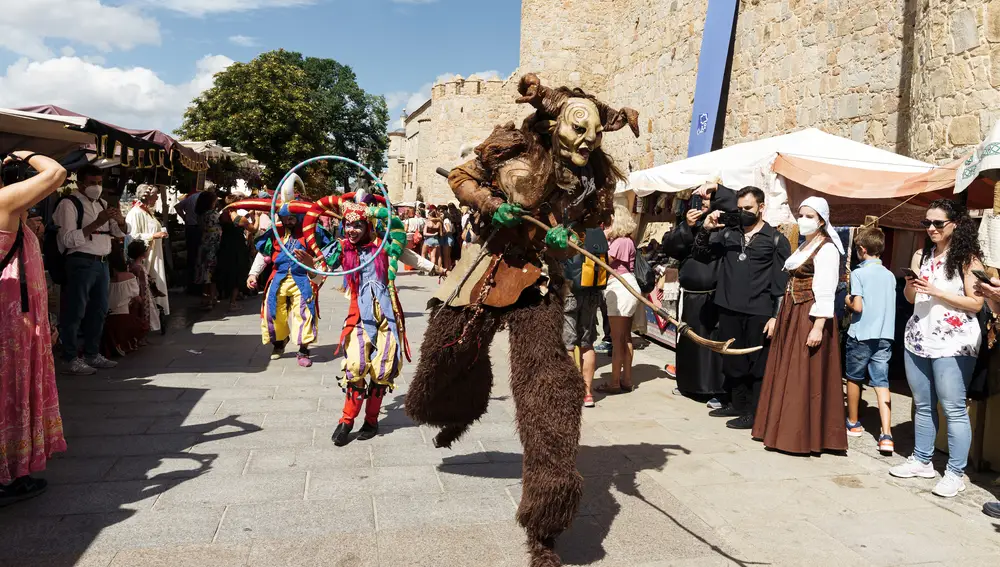 Desfile de Las Tres Culturas en el marco de las XXV Jornadas Medievales que se celebran durante el fin de semana en Ávila