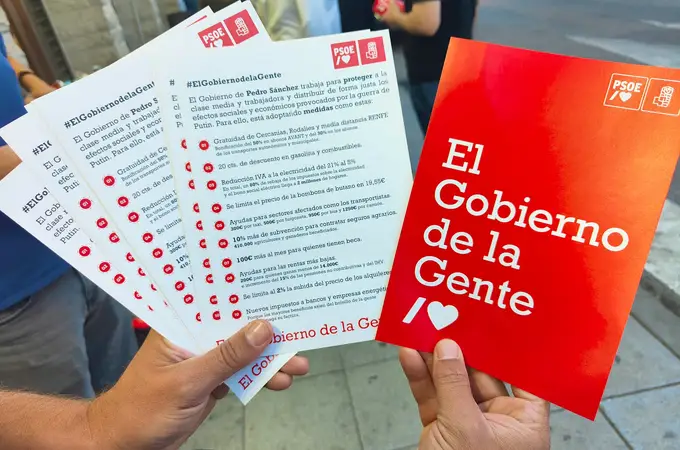 ¿Quién paga los panfletos que el PSOE reparte en el transporte público para “maquillar” la imagen de Sánchez?