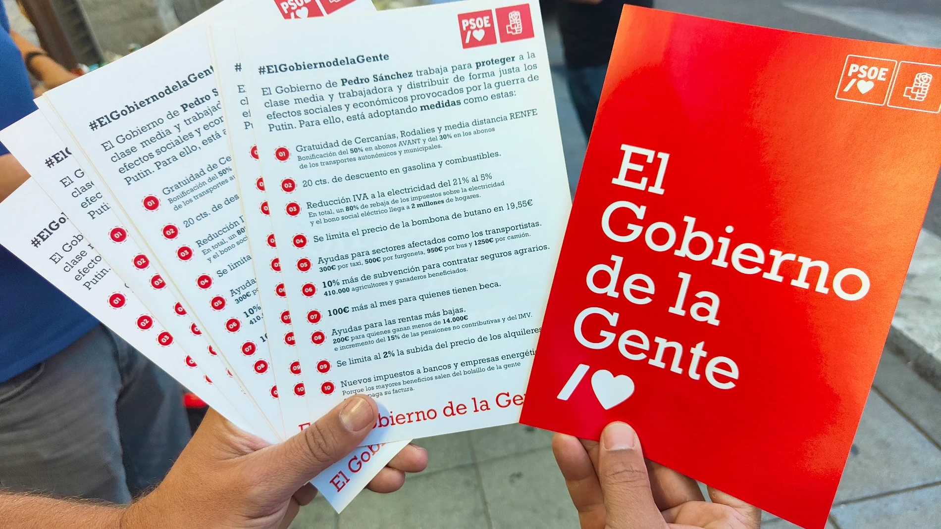 El PSOE reparte octavillas publicitarias en las estaciones de Cercanías con su logo y el lema "El Gobierno de la Gente"