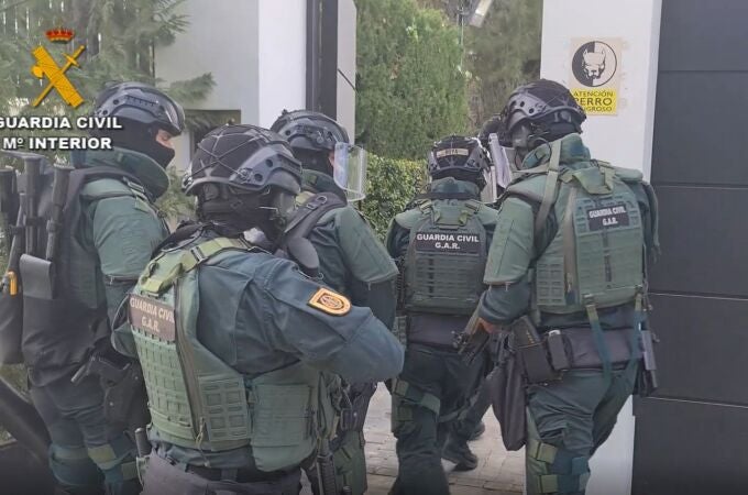 Registro en una vivienda de Marbella durante la detención de dos capos del tráfico internacional de cocaína