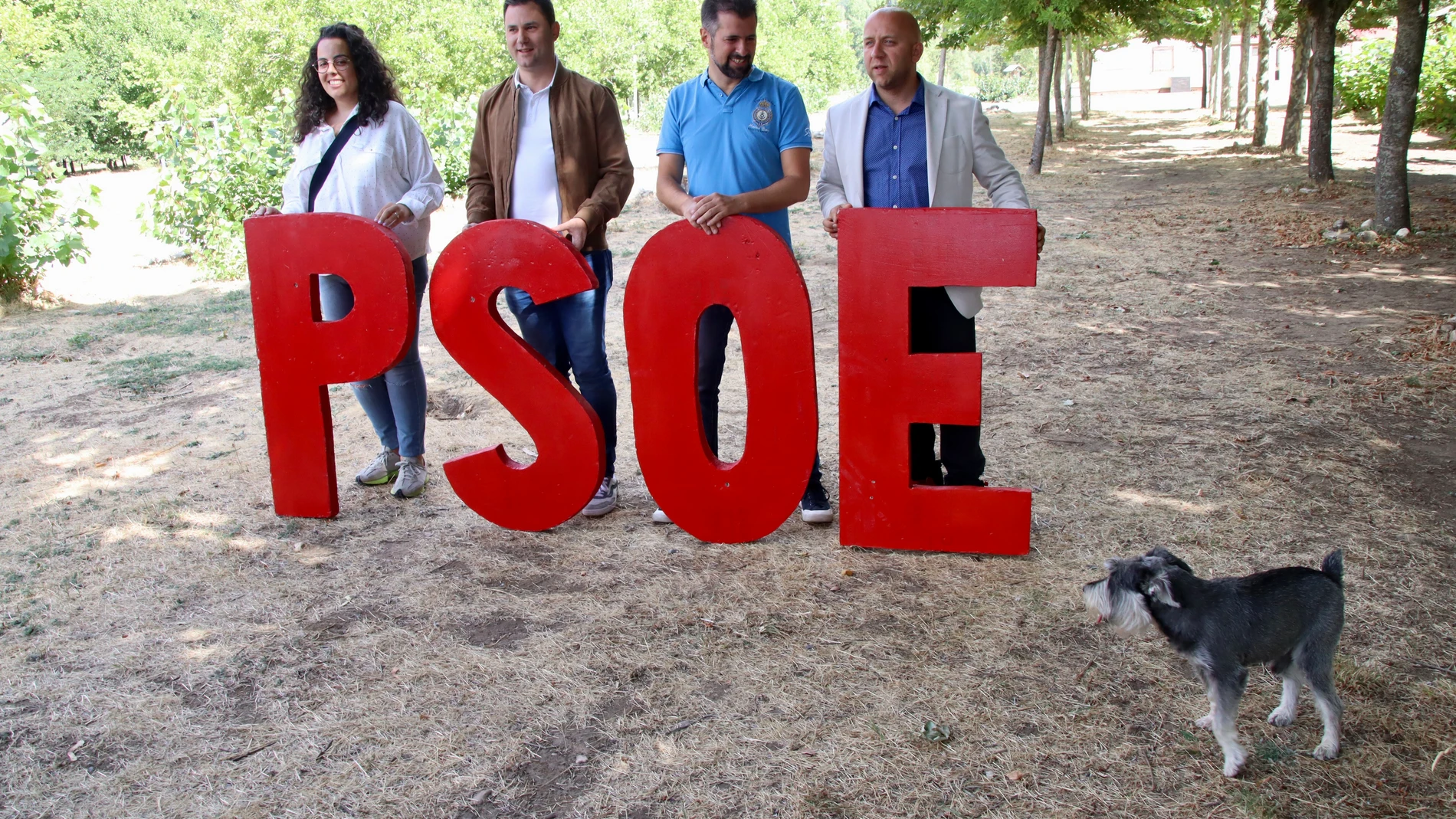 El secretario general del PSOE en la Comunidad, Luis Tudanca, junto al secretario provincial y diputado nacional, Javier Alfonso Cendón; la secretaria general de Juventudes Socialistas de León, Laura Busto; y el alcalde de Boñar, Pepe Villa