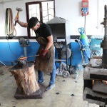 El forjador Pablo Carazo en su taller de forja de Torquemada (Palencia) donde realiza principalmente armas blancas de encargo