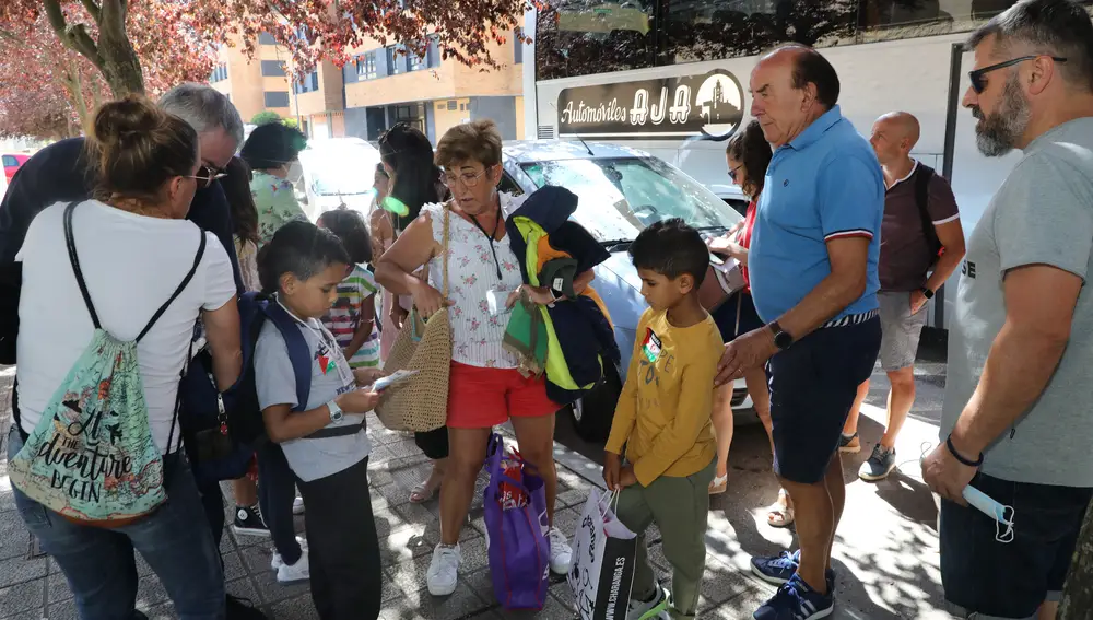 Despedida de los niños saharauis que han pasado el verano junto a familias de Palencia