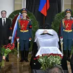 El embajador de EE UU en Moscú, John Joseph Sullivan, segundo a la izquierda, camina para despedirse del ex presidente soviético, Mijail Gorbachov hoy