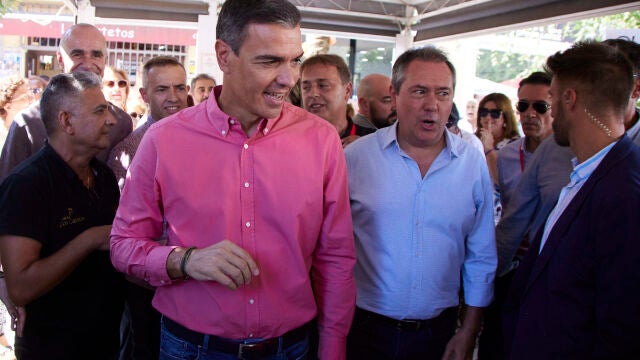 El presidente del Gobierno de España y secretario general del PSOE, Pedro Sánchez, (i) junto a el secretario general del PSOE de Andalucía y Portavoz del Grupo Parlamentario Socialista, Juan Espadas, (d) durante primer acto de la campaña 'El Gobierno de la Gente' en el barrio de Pino Montano