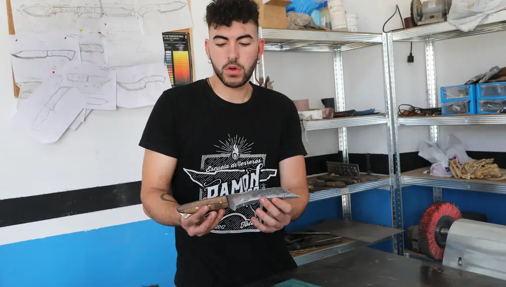 El forjador Pablo Carazo en su taller de forja de Torquemada (Palencia) donde realiza principalmente armas blancas de encargo