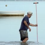 Trabajos de medición de espesores para el proyecto de retirada de lodos de playas del Mar Menor
