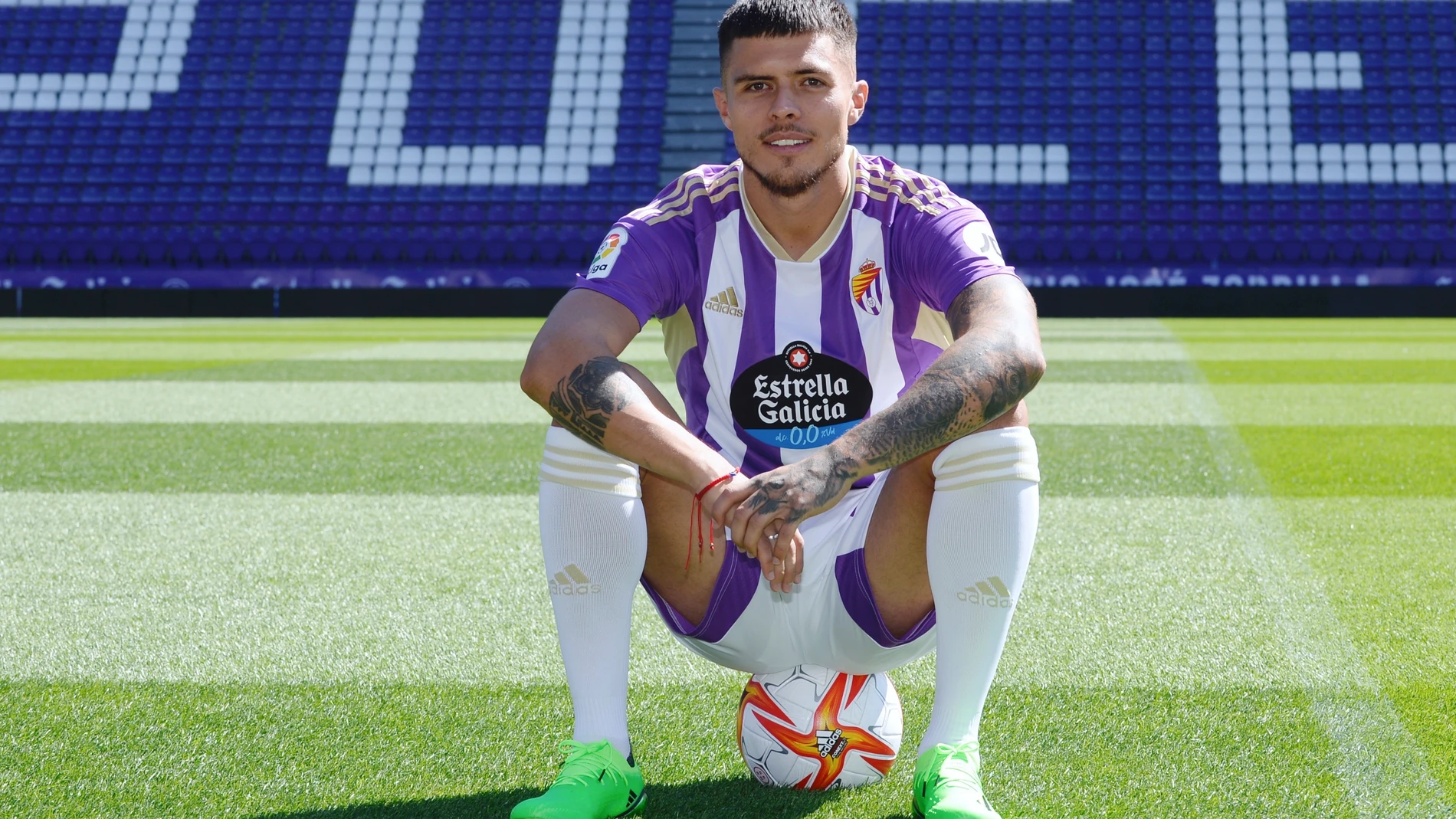 El Real Valladolid presenta al delantero colombiano Juanjo Narváez, procedente del Real Zaragoza, último refuerzo del equipo al cierre del mercado de fichajes en este inicio de temporada