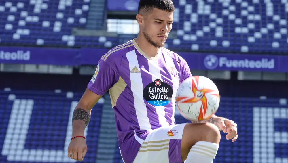 El Real Valladolid presenta al delantero colombiano Juanjo Narváez, procedente del Real Zaragoza, último refuerzo del equipo al cierre del mercado de fichajes en este inicio de temporada