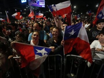 Celebración del resultado del plebiscito constitucional, en las calles de Santiago (Chile)