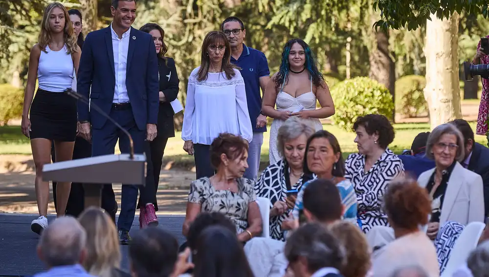 El presidente del Gobierno, Pedro Sánchez, abre el curso político desde el Palacio de la Moncloa, donde atenderá las peticiones e inquietudes de un grupo de ciudadanos escogidos entre los 250.000 españoles que le han dirigido quejas, preguntas o sugerencias desde que ocupa la jefatura del Ejecutivo, en un acto público de formato innovador