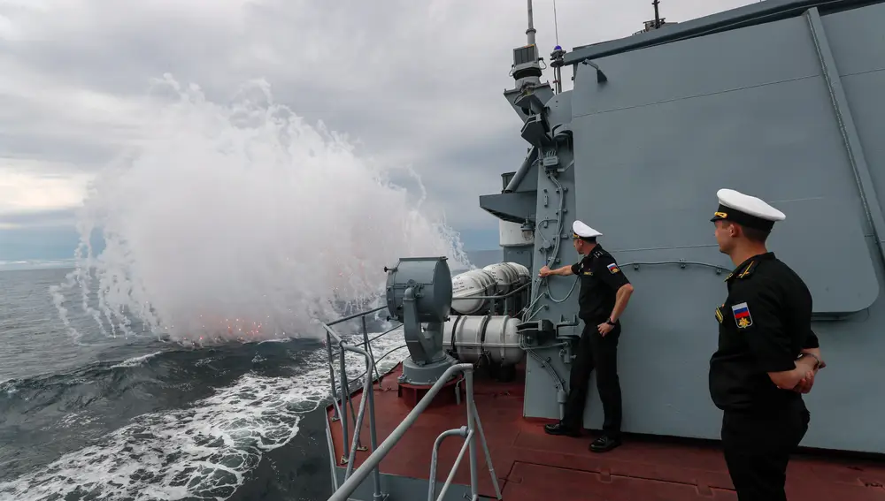 El gran buque antisubmarino ruso Marshal Shaposhnikov lanza una cortina de humo durante el ejercicio estratégico de mando y personal Vostok 2022 en el Golfo Pedro el Grande del Mar de Japón, cerca de Vladivostok, Rusia, el 05 de septiembre de 2022.