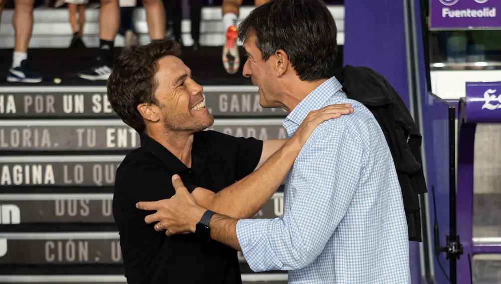 El entrenador de la UD Almería Joan Francesc Ferrer "Rubí" (i) saluda a José Rojo Martín, entrenador del Real Valladolid, durante el partido de la cuarta jornada de Liga en Primera División que se disputa hoy lunes en el estadio José Zorrilla, en Valladolid