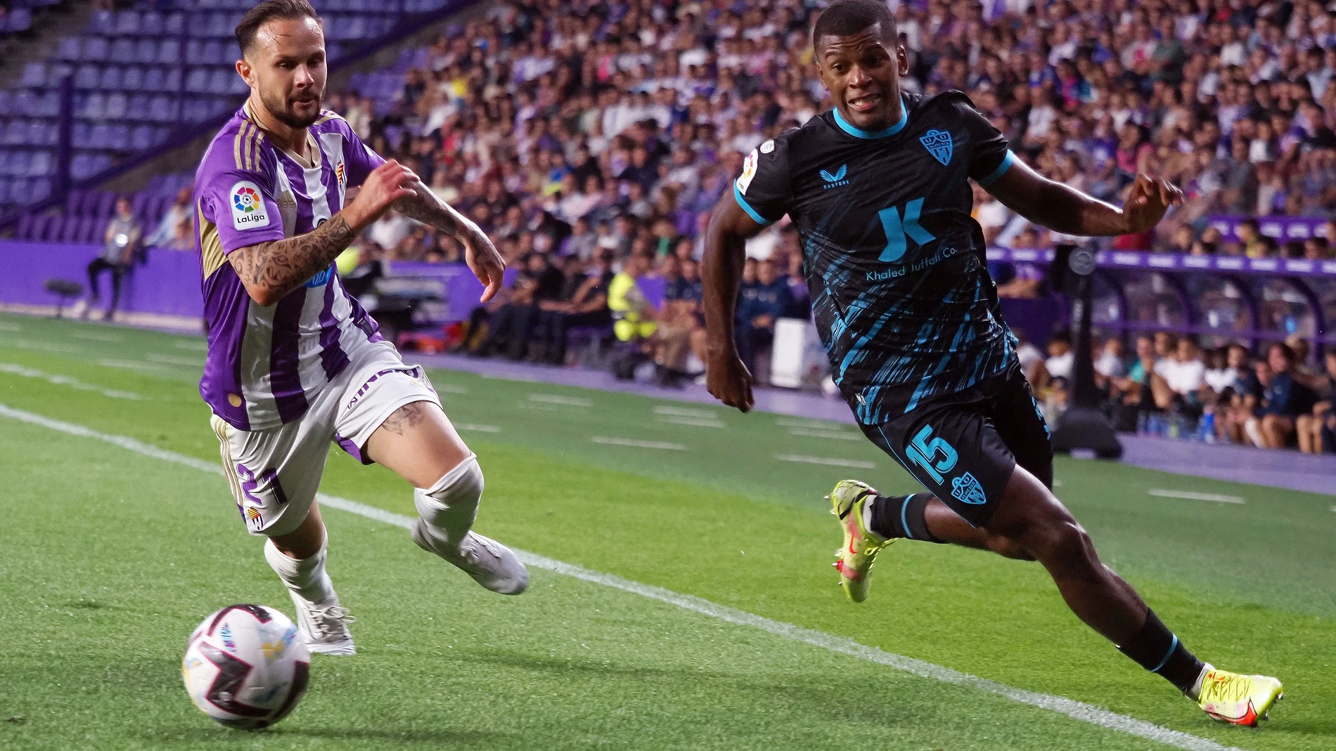 El defensa de la UD Almería Sergio Akieme (d) lucha con Iván Sánchez, del Real Valladolid, durante el partido de la cuarta jornada de Liga en Primera División que Real Valladolid y UD Almería disputan hoy lunes en el estadio José Zorrilla, en Valladolid