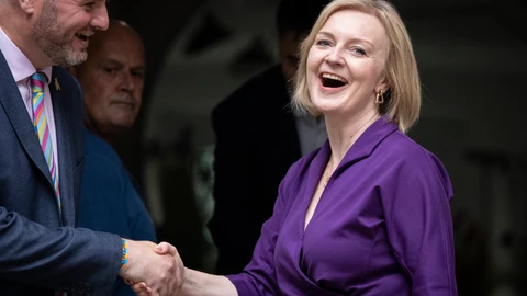 Andrew Stephenson, parlamentario británico y copresidente del Partido Conservador, felicita a la nueva líder del Partido Conservador, Liz Truss, tras el anuncio de su victoria en la Oficina Central Conservadora, Londres