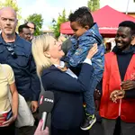 La primera ministra sueca, Magdalena Andersson, sostiene en brazos a un niño en Borlänge