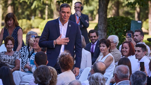 El presidente del Gobierno, Pedro Sánchez, abre el curso político desde el Palacio de la Moncloa atendiendo a un grupo de ciudadanos, a 5 de septiembre de 2022