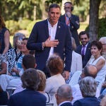 El presidente del Gobierno, Pedro Sánchez, abre el curso político desde el Palacio de la Moncloa atendiendo a un grupo de ciudadanos, a 5 de septiembre de 2022