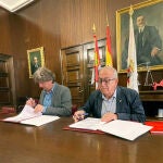 El alcalde de Soria, Carlos Martínez, y el presidente de Cruz Roja Soria, Modesto Fernández, firman un convenio de colaboración entre ambas entidades