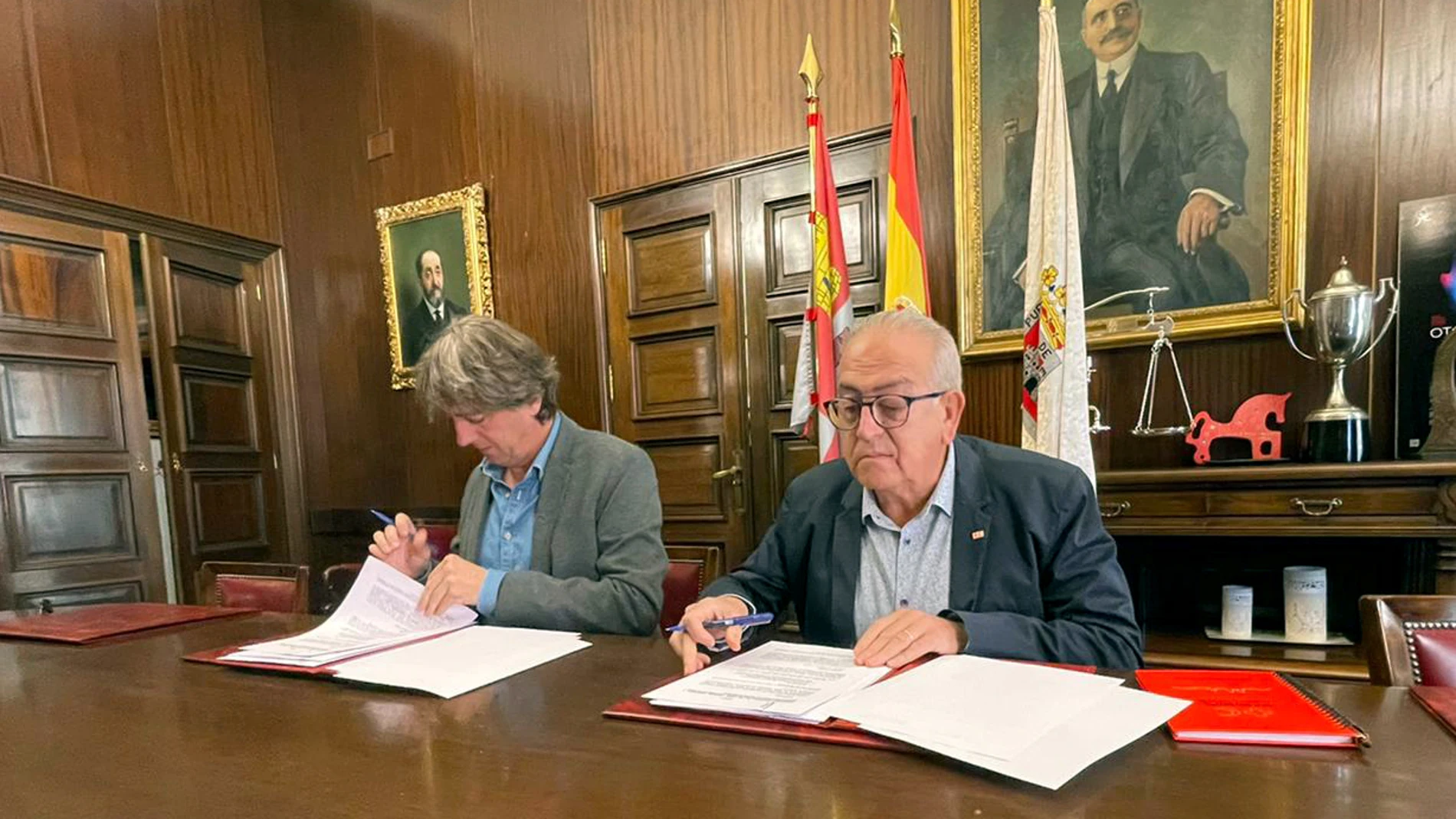 El alcalde de Soria, Carlos Martínez, y el presidente de Cruz Roja Soria, Modesto Fernández, firman un convenio de colaboración entre ambas entidades