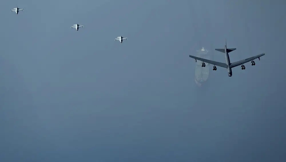 Un bombardero B-52H Stratofortress y escoltado por tres F-16 israelíes volando sobre un petrolero en Oriente Medio el domingo 4 de septiembre de 2022.
