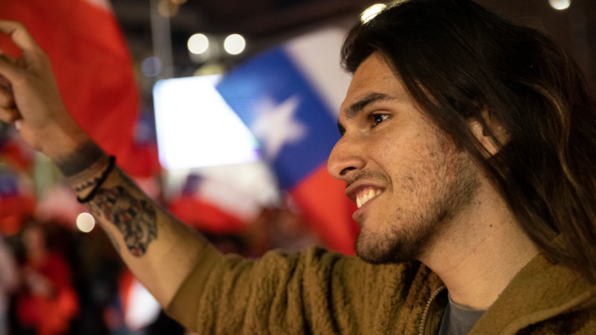 Un chileno partidario del "Rechazo" a la constitución muestra su alegría por el resultado del referéndum