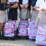 Varias niñas a la entrada del colegio