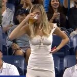 Megan Lucky bebiendo cerveza en el US Open